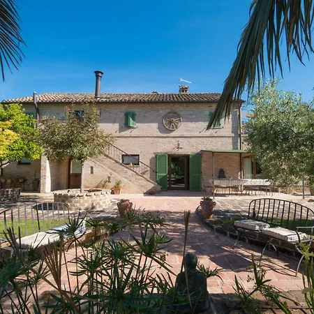 مزرعة للإقامة Il Melograno Country *