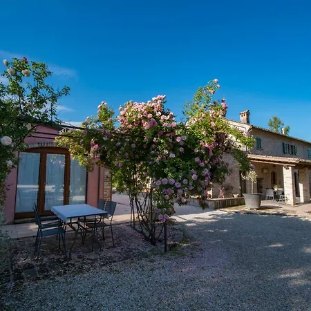 مزرعة للإقامة Il Melograno Country